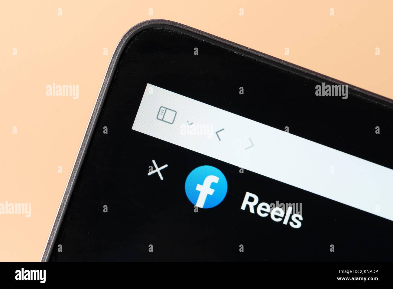 New york, USA - 2. august 2022: Video über die facebook-Social-App auf dem Laptop-Bildschirm in Nahaufnahme Stockfoto