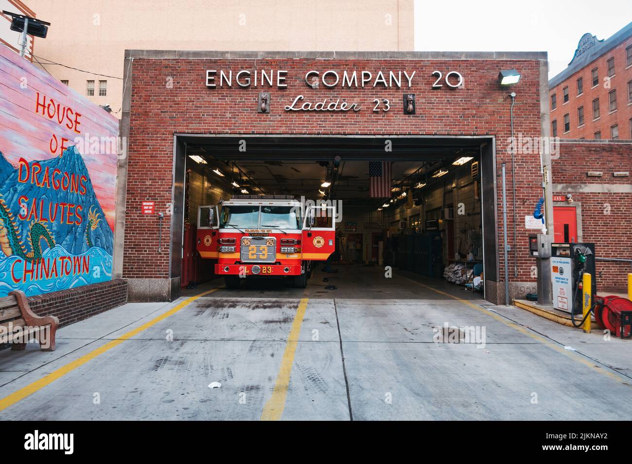 Leiter 23 Feuerwehrauto in der Chinatown Station der Feuerwehr von Philadelphia, voll mit einem Straßenkunstdrachen Stockfoto