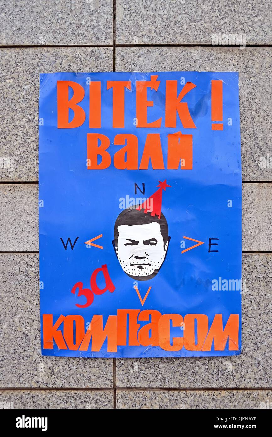 Viktor Bitte verwenden Sie den richtigen Kompass als Poster zum Euro-maidan-Treffen in Kiew. Treffen zum Niedergang der Ukraine für die Integration in die EU. Stockfoto