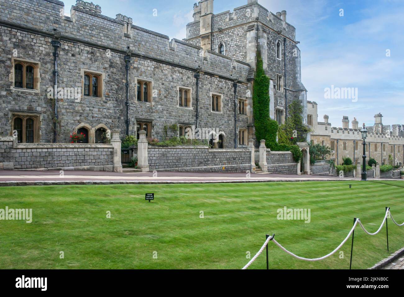 Der grüne Park mit der Außengestaltung auf dem Gelände des Windsor Castle Stockfoto