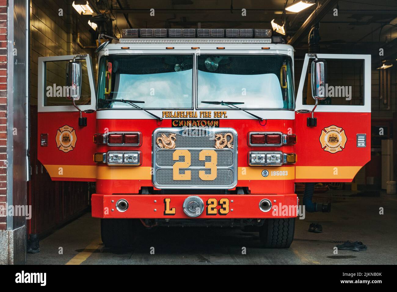 Leiter-23-Feuerwehrauto in der Chinatown-Station der Feuerwehr von Philadelphia Stockfoto