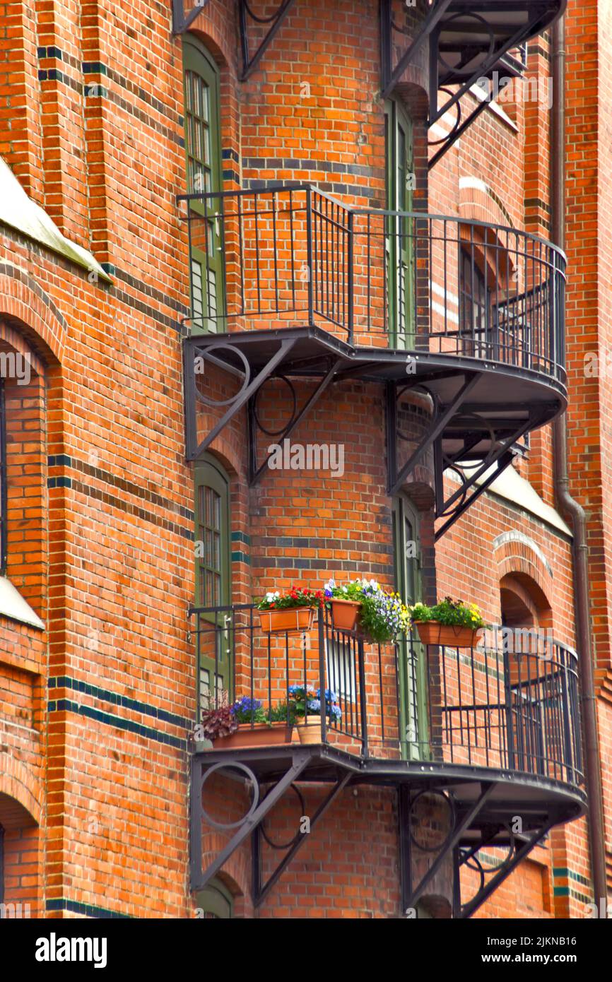 Ein orangefarbenes Ziegelgebäude mit Balkonen Stockfoto