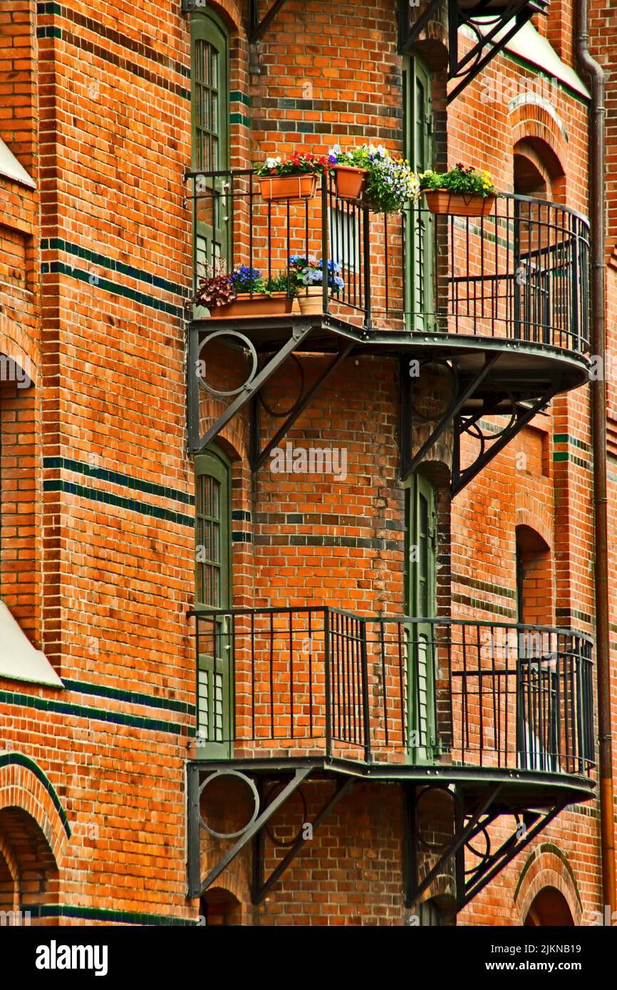 Ein orangefarbenes Ziegelgebäude mit Balkonen Stockfoto