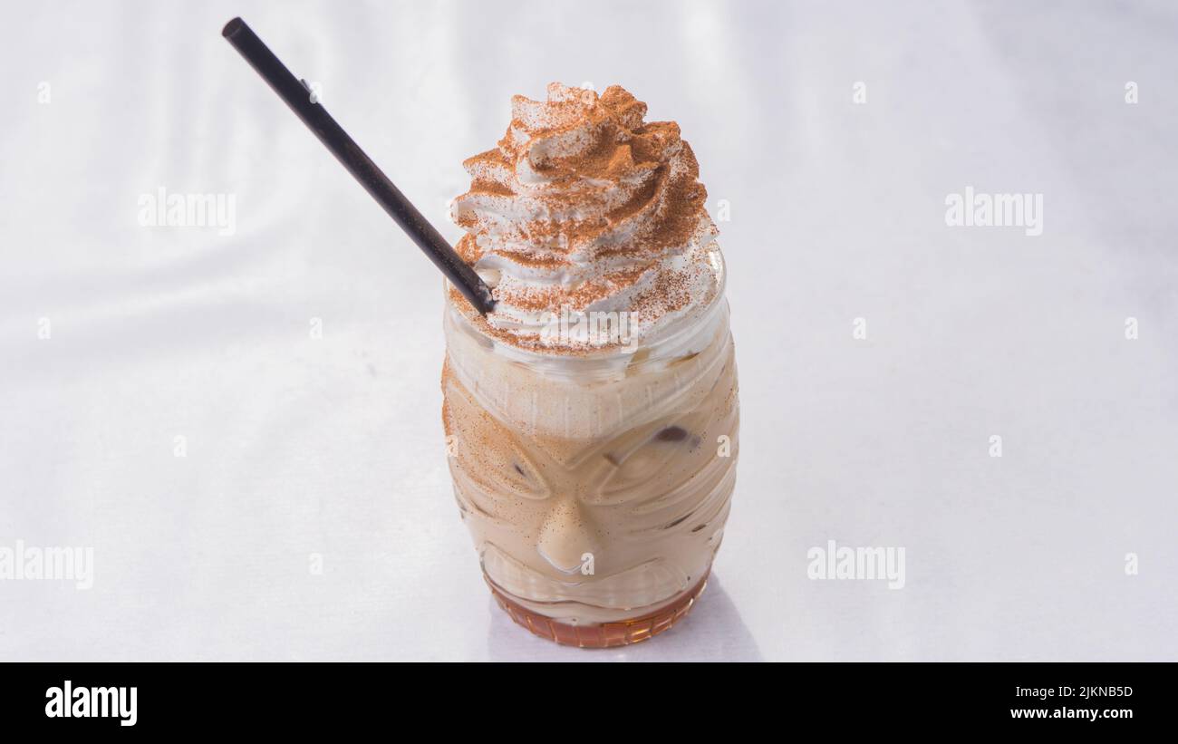 Der Eiskaffee mit Zuckerwatte und Vanilleeis Stockfoto