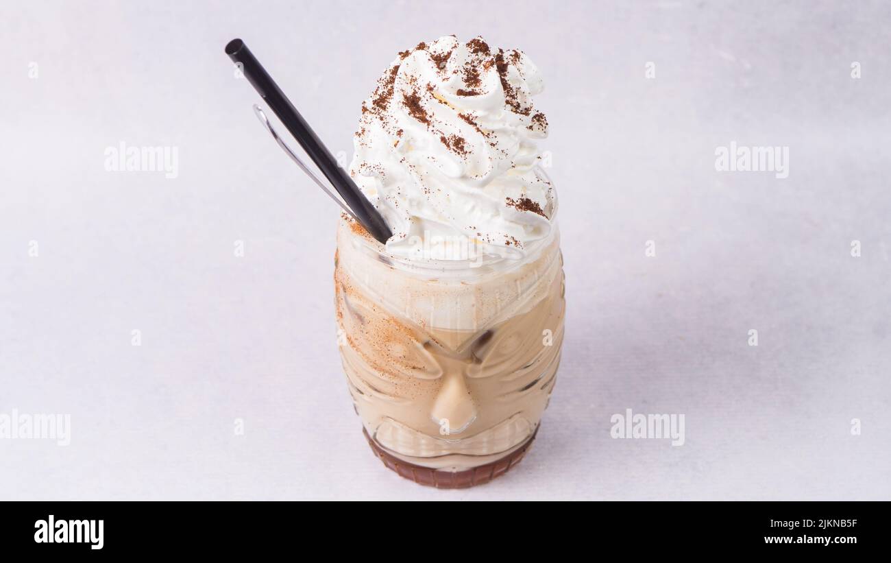 Der Eiskaffee mit Zuckerwatte und Vanilleeis Stockfoto