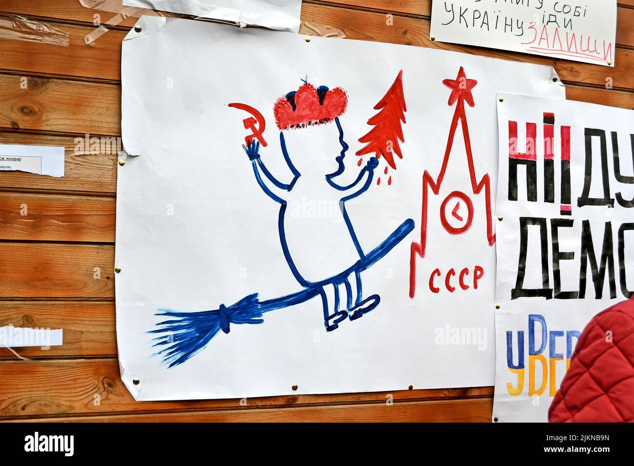 Plakat mit Blutbaum auf ukrainischer Sprache zum Euro-maidan-Treffen in Kiew. Treffen zum Niedergang der Ukraine für die Integration in die EU. Stockfoto