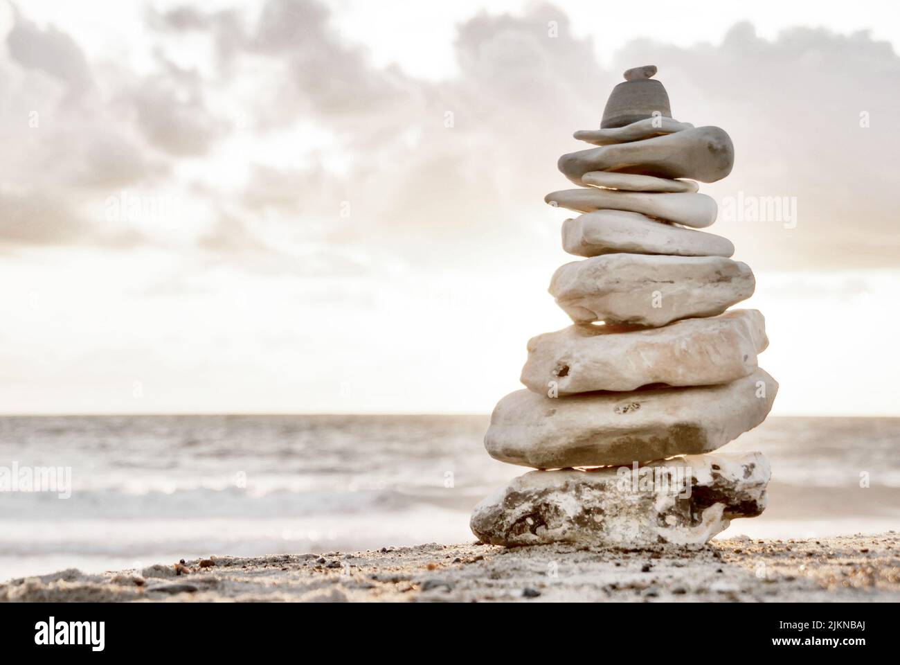 Der Turm aus Meereskieseln symbolisiert Stabilität, Zen, Harmonie, Gleichgewicht. Stockfoto