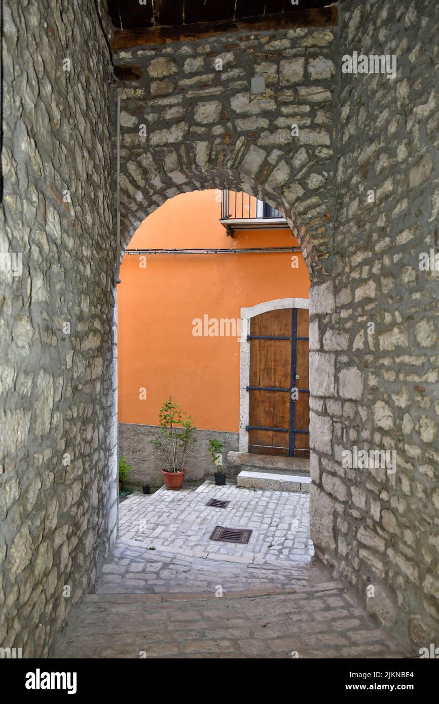 Eine vertikale Aufnahme der Straße in Sepino , einem Dorf in der Region Molise in Italien. Stockfoto