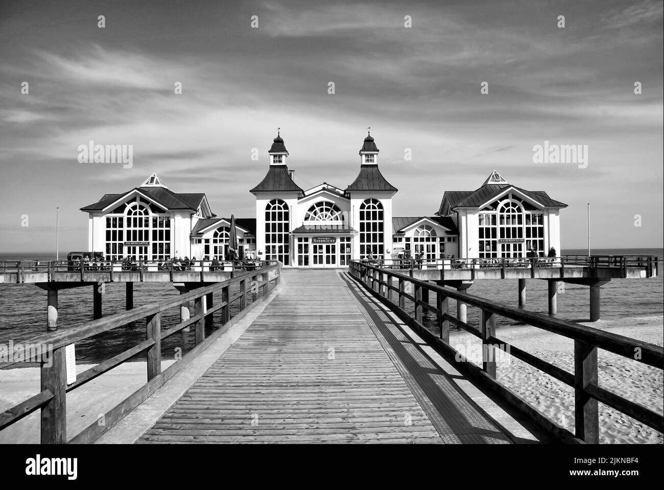 Eine Graustufenaufnahme der Seebrücke in Selling auf der deutschen Insel Rügen in der Ostsee Stockfoto