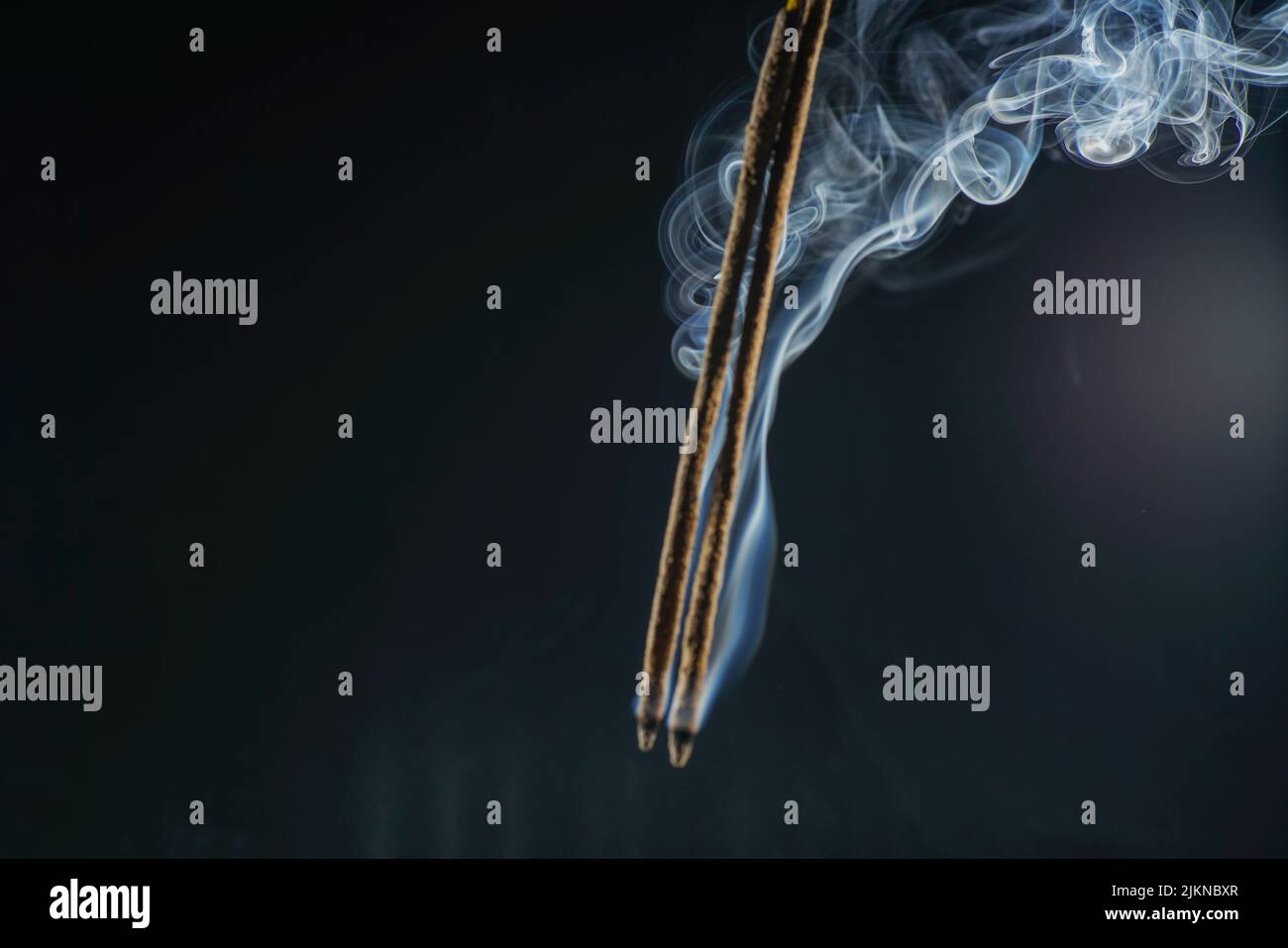 Eine Nahaufnahme von Räucherwerk auf grauem Hintergrund Stockfoto