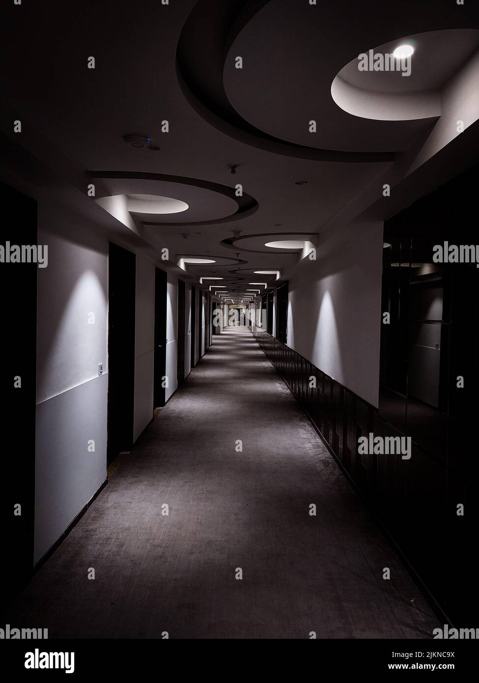 Ein Graustufen eines modernen Gebäudekorridors mit schönem Design Stockfoto