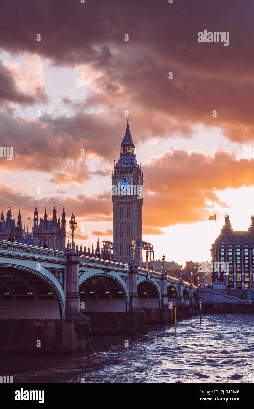 Eine szenische Aufnahme des Big Ben Uhrturms während eines lebhaften Sonnenuntergangs in London, Großbritannien Stockfoto