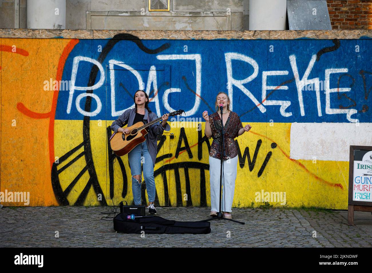 Danzig, Polen. 01. August 2022. Junge Frauen singen in der Altstadt von Danzig ein Lied. Danzig ist eine der beliebtesten touristischen Städte in Polen. Der Guardian bot Touristen an, ihren Urlaub in Polen zu verbringen und dabei Respekt vor dem Land zu zeigen, das den ukrainischen Flüchtlingen nach dem russischen Einmarsch in die Ukraine viel hilft. Kredit: SOPA Images Limited/Alamy Live Nachrichten Stockfoto