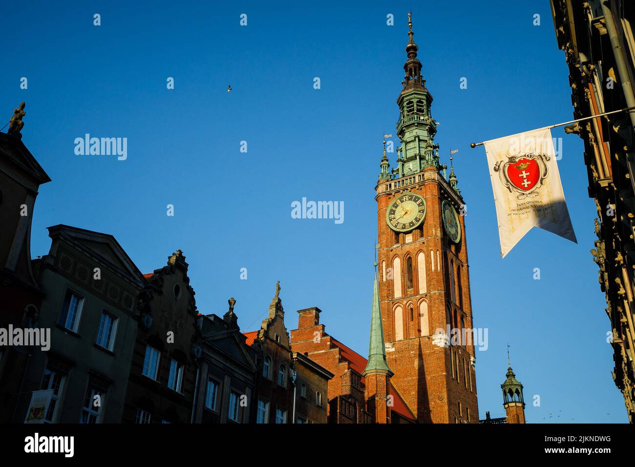 Danzig, Polen. 01. August 2022. Der Blick auf das Rathaus in der Altstadt von Danzig. Danzig ist eine der beliebtesten touristischen Städte in Polen. Der Guardian bot Touristen an, ihren Urlaub in Polen zu verbringen und dabei Respekt vor dem Land zu zeigen, das den ukrainischen Flüchtlingen nach dem russischen Einmarsch in die Ukraine viel hilft. Kredit: SOPA Images Limited/Alamy Live Nachrichten Stockfoto