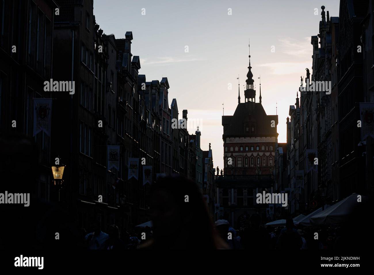 Danzig, Polen. 01. August 2022. Abendansicht der Dluga Straße in der Altstadt von Danzig. Danzig ist eine der beliebtesten touristischen Städte in Polen. Der Guardian bot Touristen an, ihren Urlaub in Polen zu verbringen und dabei Respekt vor dem Land zu zeigen, das den ukrainischen Flüchtlingen nach dem russischen Einmarsch in die Ukraine viel hilft. Kredit: SOPA Images Limited/Alamy Live Nachrichten Stockfoto