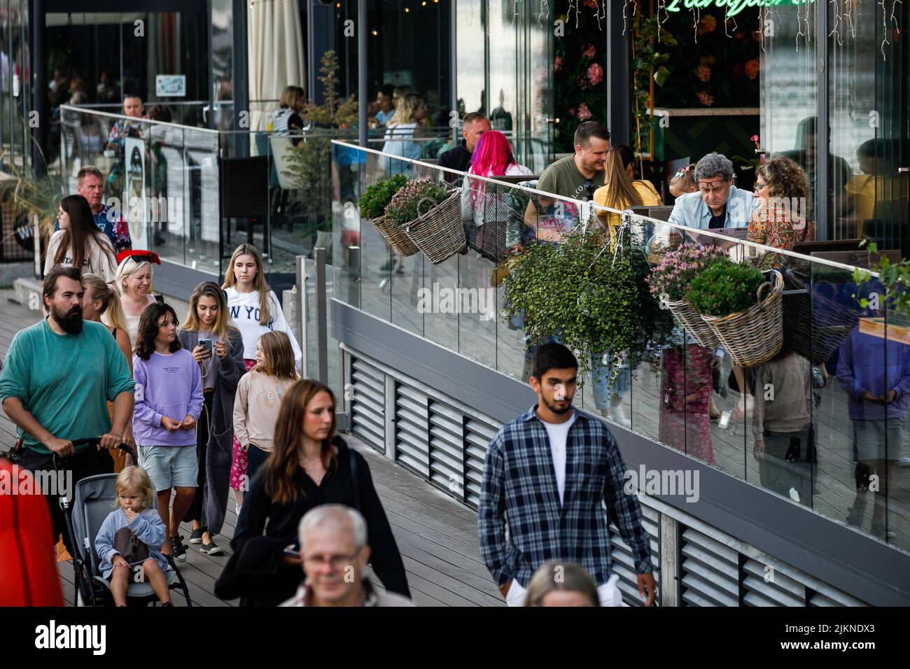Danzig, Polen. 01. August 2022. In der Altstadt von Danzig wandern die Menschen am Ufer des Flusses Motlava. Danzig ist eine der beliebtesten touristischen Städte in Polen. Der Guardian bot Touristen an, ihren Urlaub in Polen zu verbringen und dabei Respekt vor dem Land zu zeigen, das den ukrainischen Flüchtlingen nach dem russischen Einmarsch in die Ukraine viel hilft. Kredit: SOPA Images Limited/Alamy Live Nachrichten Stockfoto