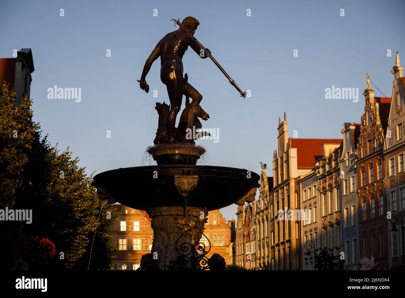 Danzig, Polen. 01. August 2022. Der Blick auf den Neptunbrunnen in der Dluga Straße in der Altstadt von Danzig. Danzig ist eine der beliebtesten touristischen Städte in Polen. Der Guardian bot Touristen an, ihren Urlaub in Polen zu verbringen und dabei Respekt vor dem Land zu zeigen, das den ukrainischen Flüchtlingen nach dem russischen Einmarsch in die Ukraine viel hilft. Kredit: SOPA Images Limited/Alamy Live Nachrichten Stockfoto