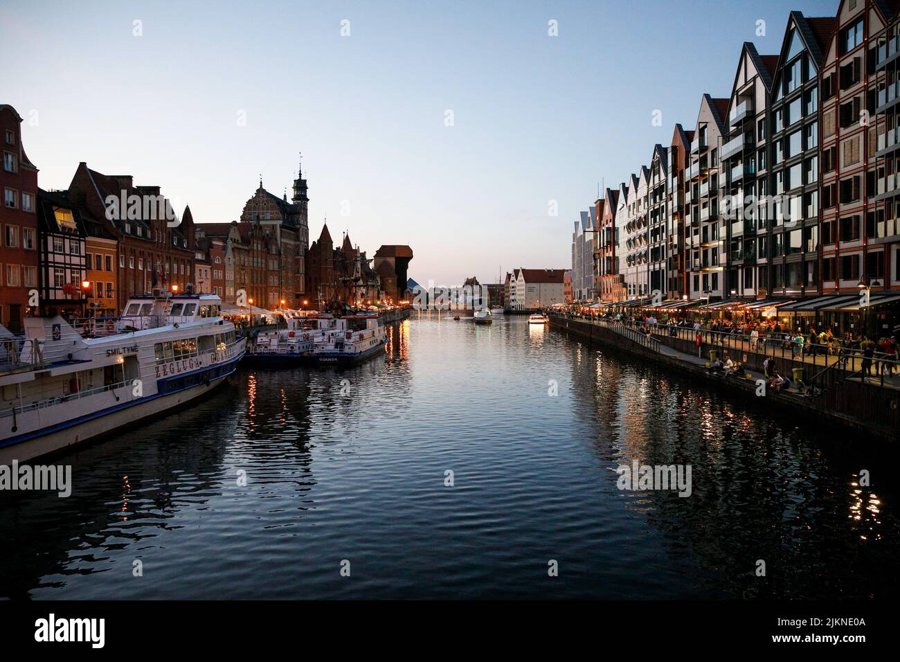Danzig, Polen. 01. August 2022. Der Blick auf den Fluss Motlawa in der Altstadt von Danzig. Danzig ist eine der beliebtesten touristischen Städte in Polen. Der Guardian bot Touristen an, ihren Urlaub in Polen zu verbringen und dabei Respekt vor dem Land zu zeigen, das den ukrainischen Flüchtlingen nach dem russischen Einmarsch in die Ukraine viel hilft. Kredit: SOPA Images Limited/Alamy Live Nachrichten Stockfoto
