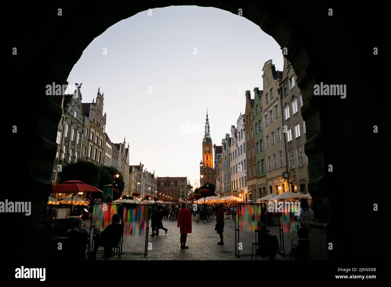 Danzig, Polen. 01. August 2022. Der Blick auf die Dluga Straße und das Rathaus in der Altstadt von Danzig. Danzig ist eine der beliebtesten touristischen Städte in Polen. Der Guardian bot Touristen an, ihren Urlaub in Polen zu verbringen und dabei Respekt vor dem Land zu zeigen, das den ukrainischen Flüchtlingen nach dem russischen Einmarsch in die Ukraine viel hilft. Kredit: SOPA Images Limited/Alamy Live Nachrichten Stockfoto
