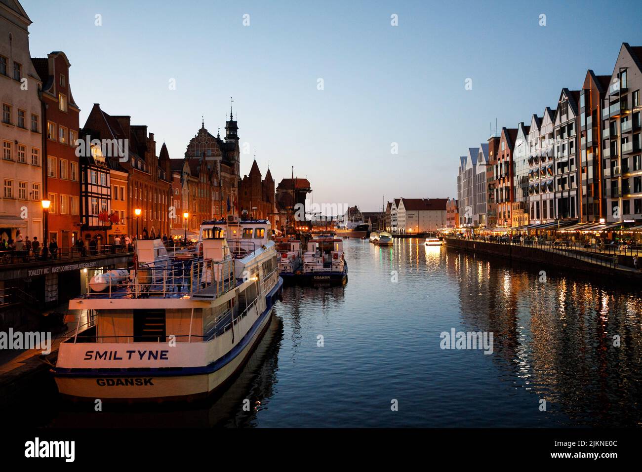 Danzig, Polen. 01. August 2022. Touristische Boote sind am Fluss Motlawa in der Altstadt von Danzig zu sehen. Danzig ist eine der beliebtesten touristischen Städte in Polen. Der Guardian bot Touristen an, ihren Urlaub in Polen zu verbringen und dabei Respekt vor dem Land zu zeigen, das den ukrainischen Flüchtlingen nach dem russischen Einmarsch in die Ukraine viel hilft. Kredit: SOPA Images Limited/Alamy Live Nachrichten Stockfoto