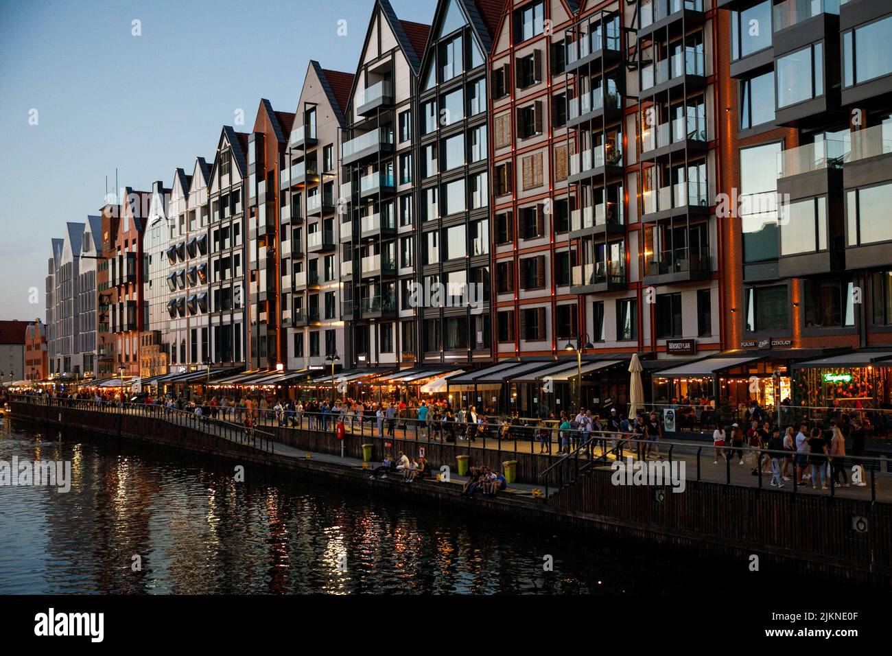 Danzig, Polen. 01. August 2022. Der Blick auf die Küste des Motlawa-Flusses in Danzig. Danzig ist eine der beliebtesten touristischen Städte in Polen. Der Guardian bot Touristen an, ihren Urlaub in Polen zu verbringen und dabei Respekt vor dem Land zu zeigen, das den ukrainischen Flüchtlingen nach dem russischen Einmarsch in die Ukraine viel hilft. Kredit: SOPA Images Limited/Alamy Live Nachrichten Stockfoto