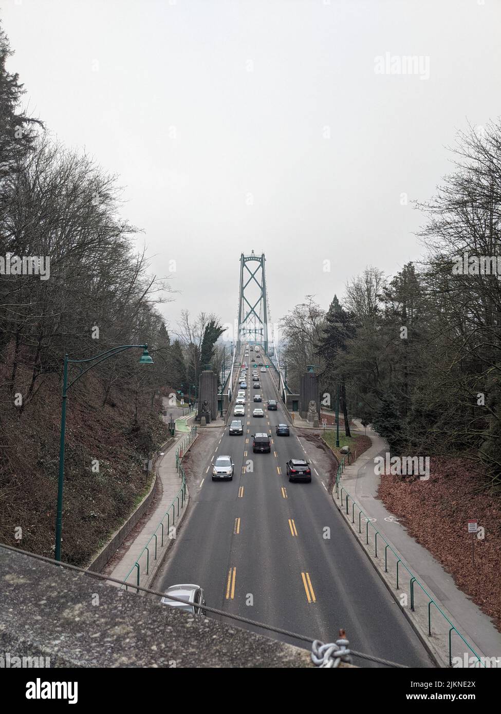 Eine vertikale Aufnahme des Verkehrs auf Autobahn und Brücke in British Columbia Stockfoto