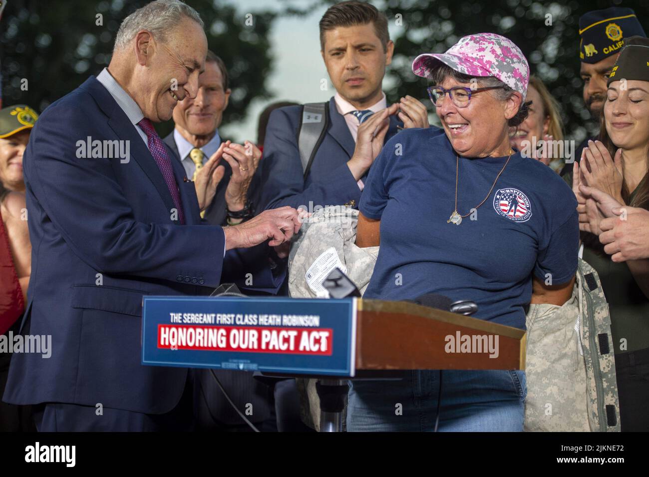 Washington, Usa. 02. August 2022. Susan Zeier, Schwiegermutter der verstorbenen Sgt. First Class Heath Robinson zieht seine Armeejacke aus, nachdem der Senat am Dienstag, den 2. August 2022, im US-Kapitol in Washington, DC, den PACT Act verabschiedet hat, ein Gesetz zur Ausweitung der Gesundheitsleistungen für Veteranen, die toxischen Verbrennungsgruben ausgesetzt sind. Demonstranten von Veteranenrechtsgruppen wie dem Wounded Warriors Project, Burn Pit 360 und der American Legion stehen seit der vergangenen Woche aus Protest vor dem Kapitol und fordern den Senat auf, den Gesetzentwurf zu verabschieden. Foto von Bonnie Cash/UPI Credit: UPI/Alamy Live News Stockfoto