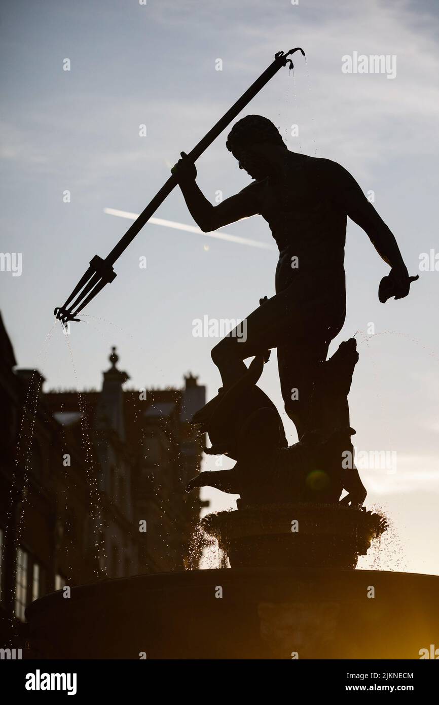 Danzig, Polen. 01. August 2022. Der Neptunbrunnen in der Dluga Straße in der Altstadt von Danzig. Danzig ist eine der beliebtesten touristischen Städte in Polen. Der Guardian bot Touristen an, ihren Urlaub in Polen zu verbringen und dabei Respekt vor dem Land zu zeigen, das den ukrainischen Flüchtlingen nach dem russischen Einmarsch in die Ukraine viel hilft. (Foto von Volha Shukaila/SOPA Images/Sipa USA) Quelle: SIPA USA/Alamy Live News Stockfoto