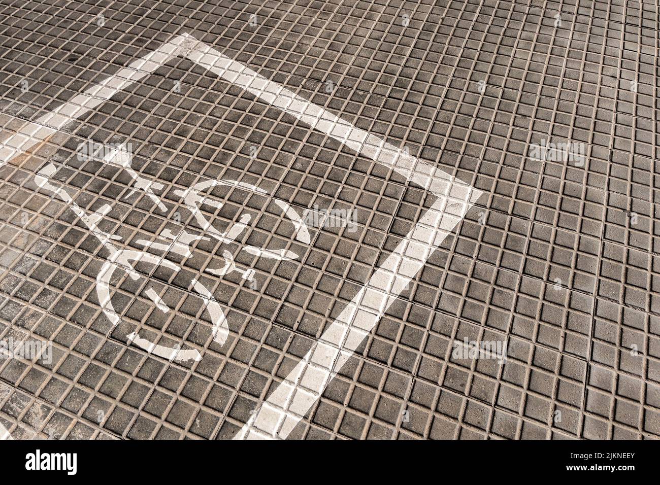 Ein Foto einer Radmarkierung auf einem Bürgersteig Stockfoto