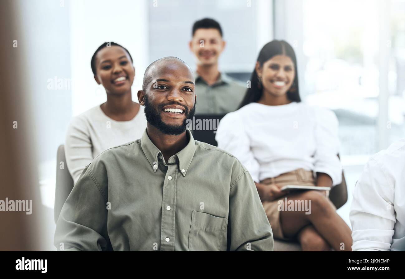 Nur positive Vibes. Ein Gruppentreffen bei der Arbeit in einem modernen Büro. Stockfoto