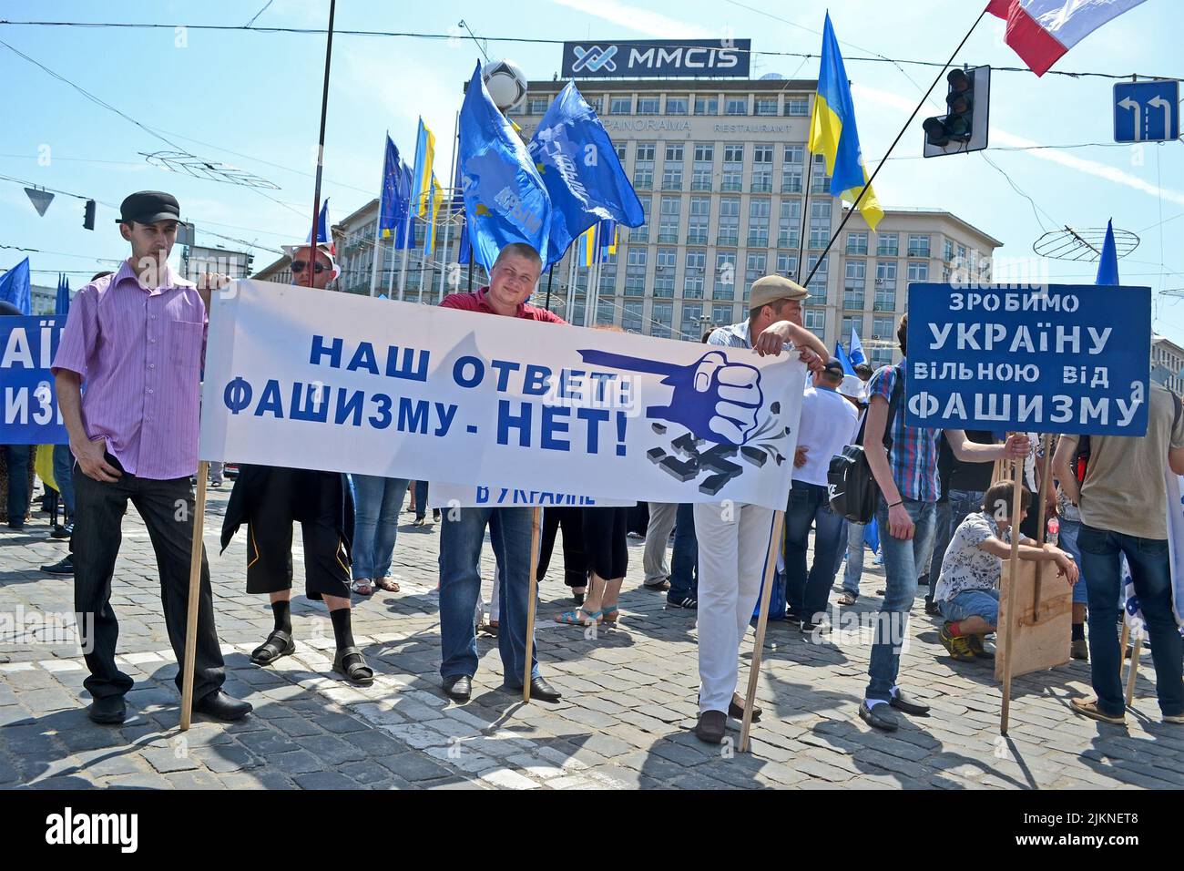 Politisches Treffen gegen den Faschismus in Kiew, Ukraine. Vertreter der Partei der Regionen tragen das Anti-Faschismus-Zeichen. Etwa 50000 Personen nehmen daran Teil Stockfoto