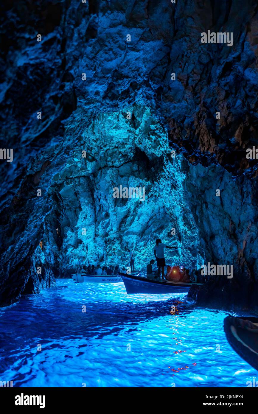 Die Blaue Höhle auf der Insel Bisevo, mit dem Durchgang der Sonne gemacht. Stockfoto