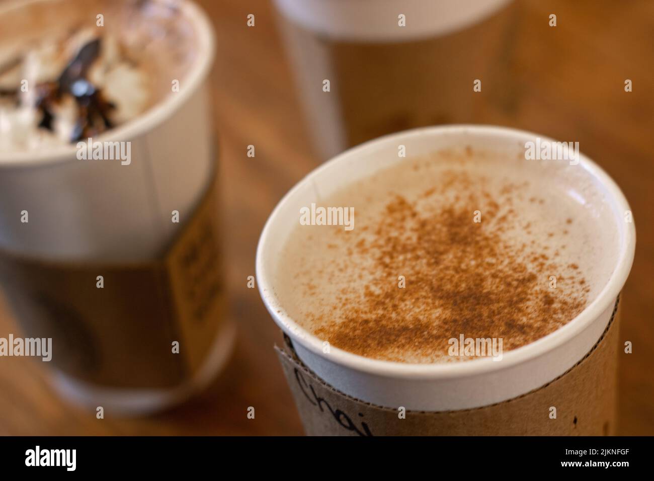 Eine Nahaufnahme von drei Kaffeegetränken an einer Theke Stockfoto