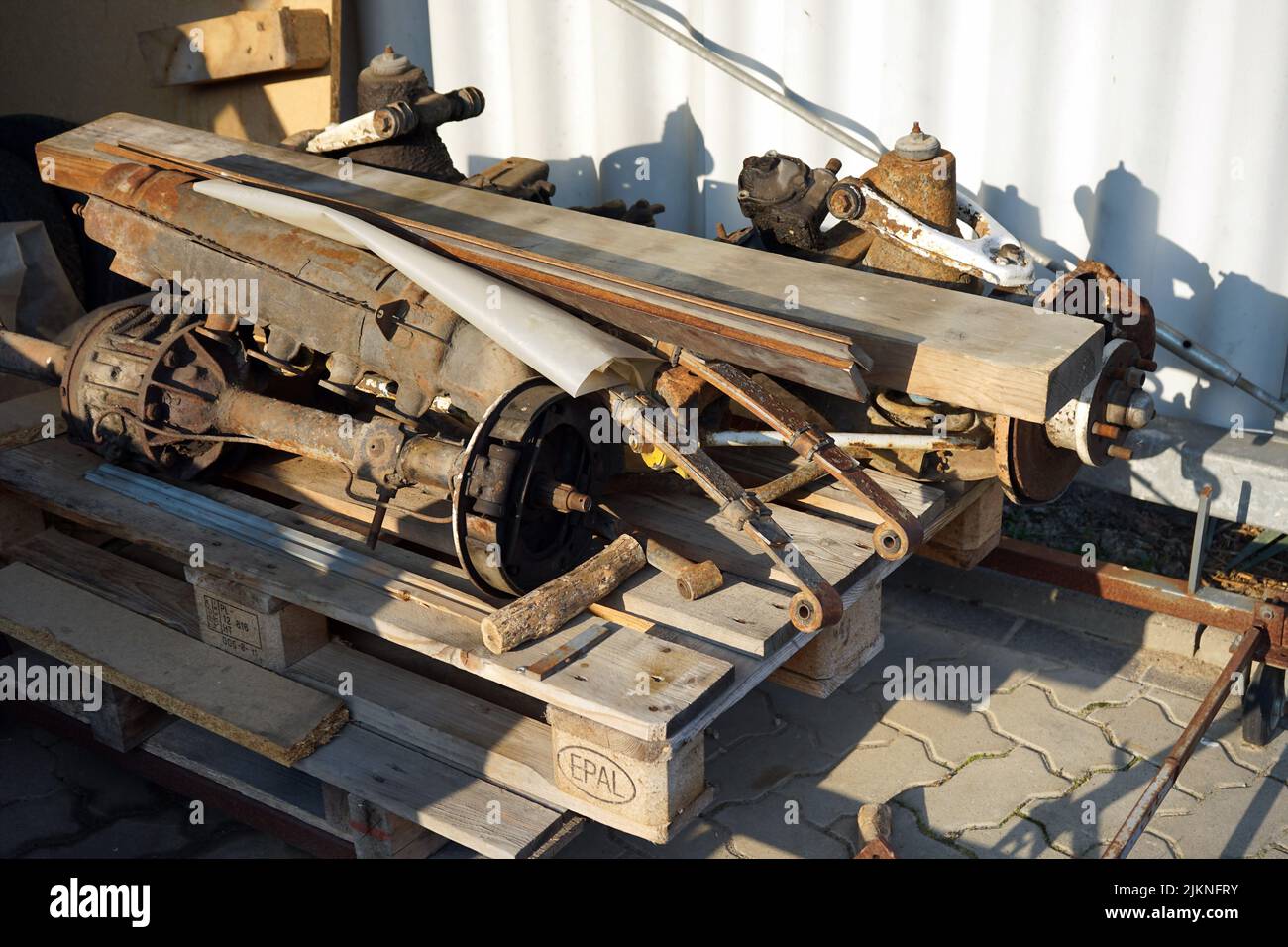 Die alten rostigen Ersatzteile eines Fahrzeugs im Freien Stockfoto