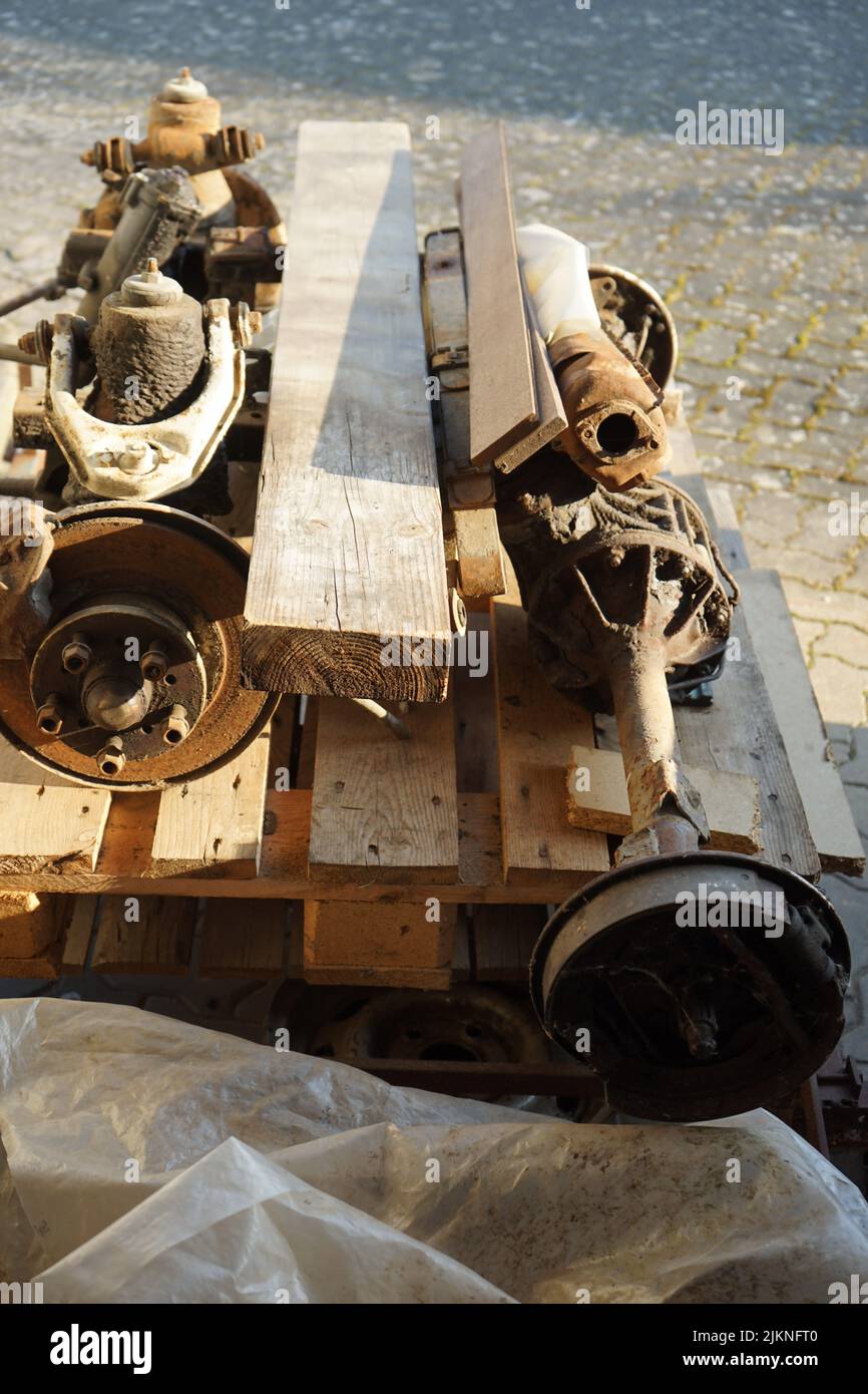 Die alten rostigen Ersatzteile eines Fahrzeugs im Freien Stockfoto