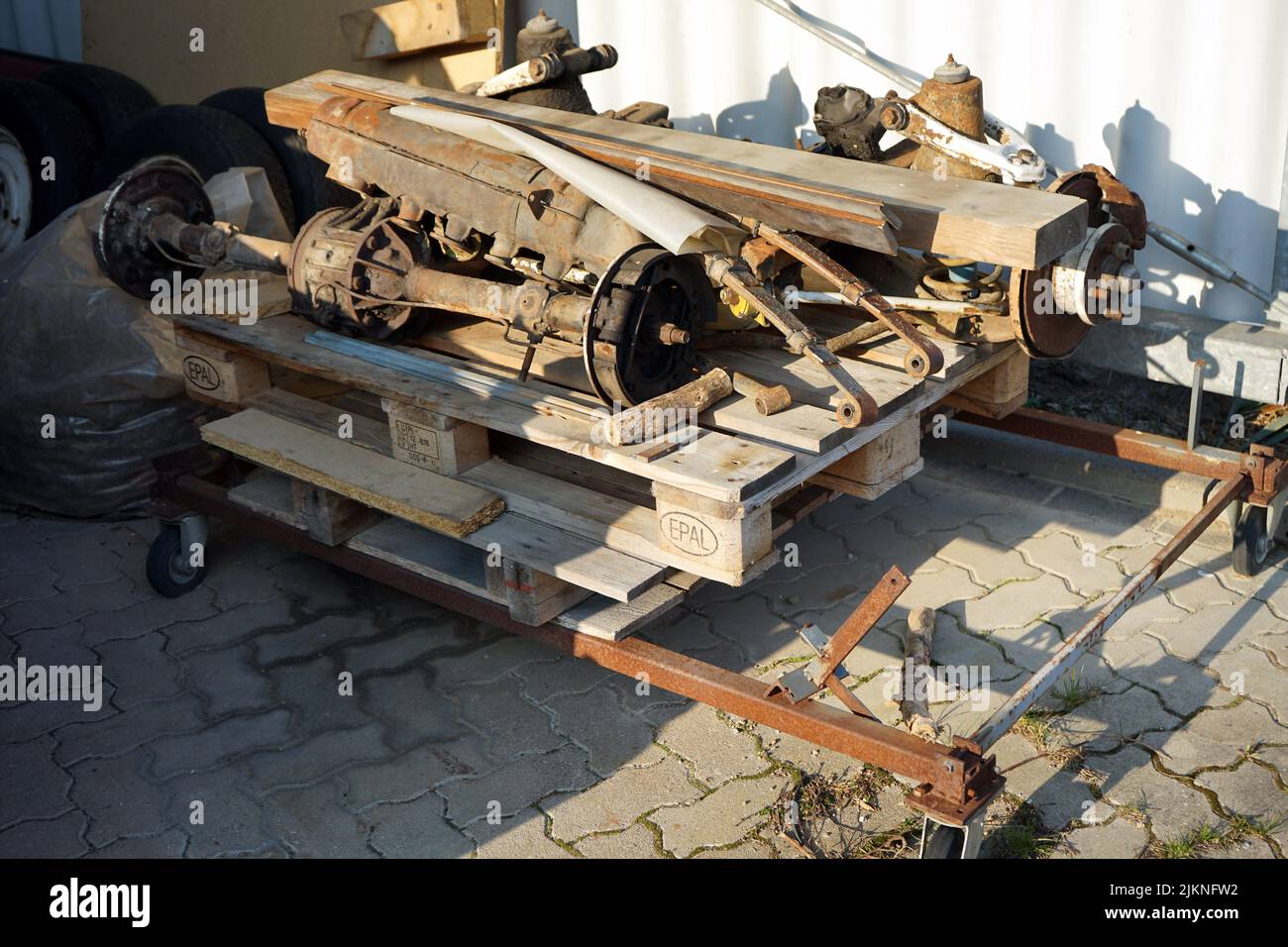Die alten rostigen Ersatzteile eines Fahrzeugs im Freien Stockfoto