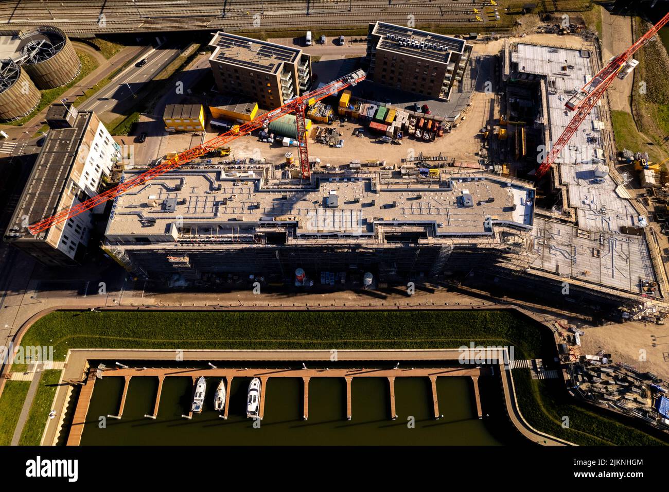 Erholungshafen und Luxus-Apartment-Komplex am Flussufer des Flusses IJssel neben Bahngleisen. Stockfoto