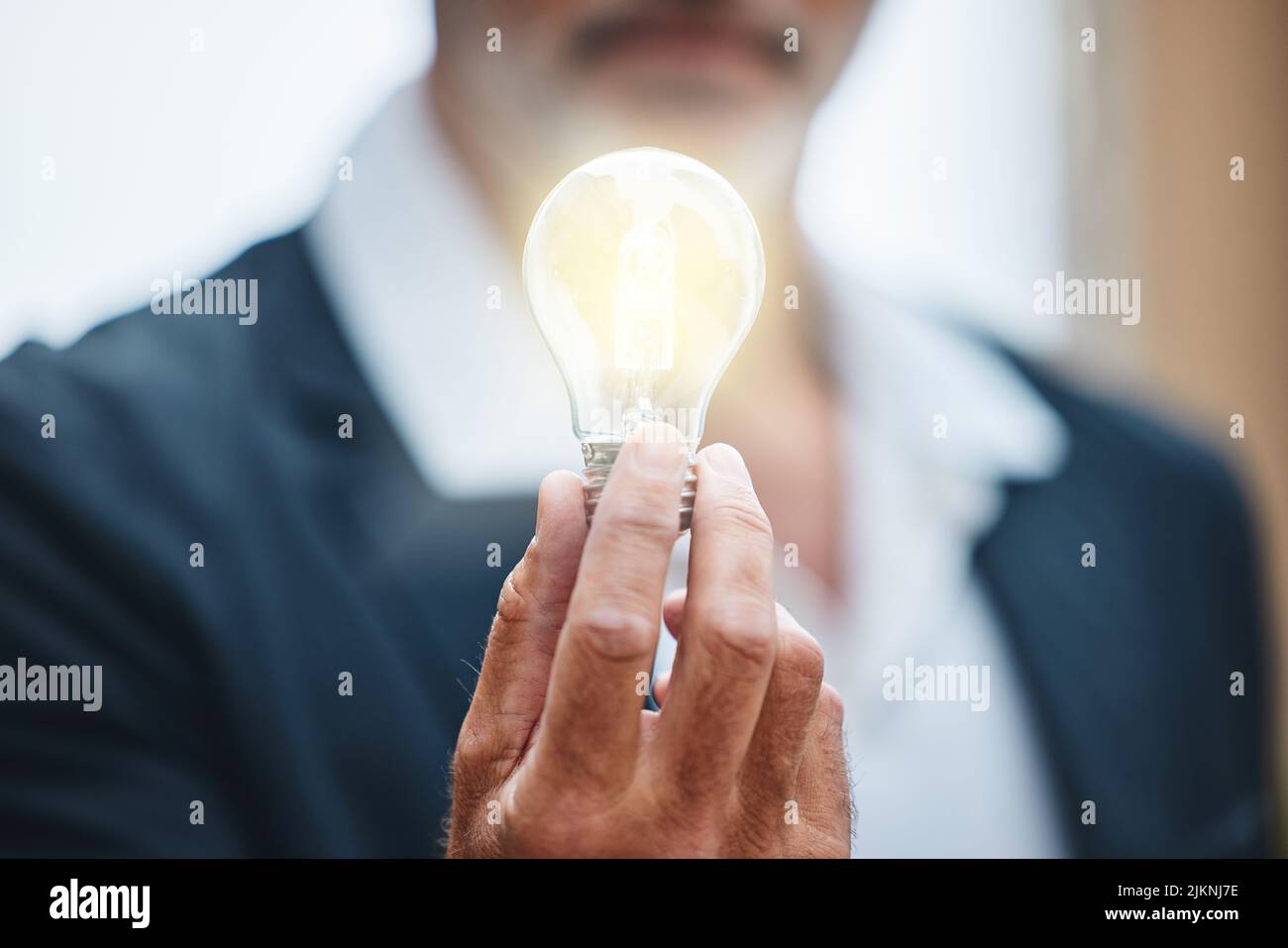 Wenn es einen besseren Weg gibt, es zu tun, dann finde ich es nicht. Ein nicht erkennbarer Geschäftsmann, der eine Glühbirne hält. Stockfoto