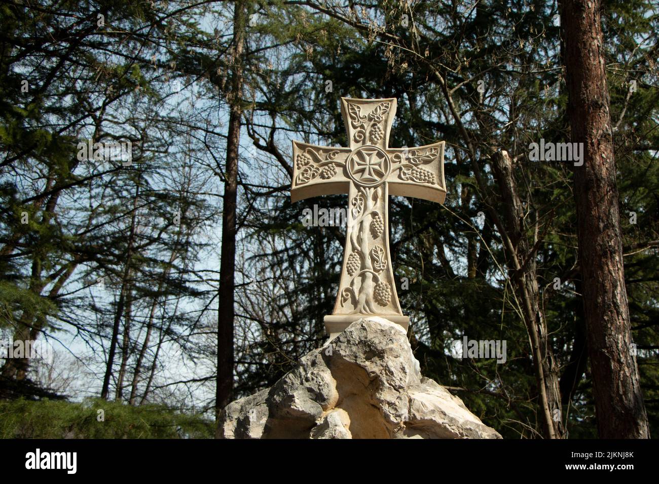 Christliches Kreuz aus Stein. Details des Tempels. Uraltes Artefakt. Details der Skulptur. Denkwürdiger Ort. Religiöser Kult. Stockfoto