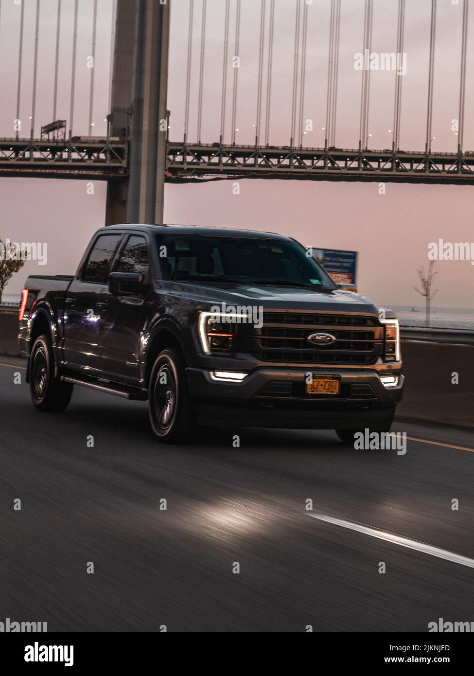 Eine vertikale Aufnahme des schönen Ford Pickups auf der Brooklyn Bridge in NYC, USA Stockfoto