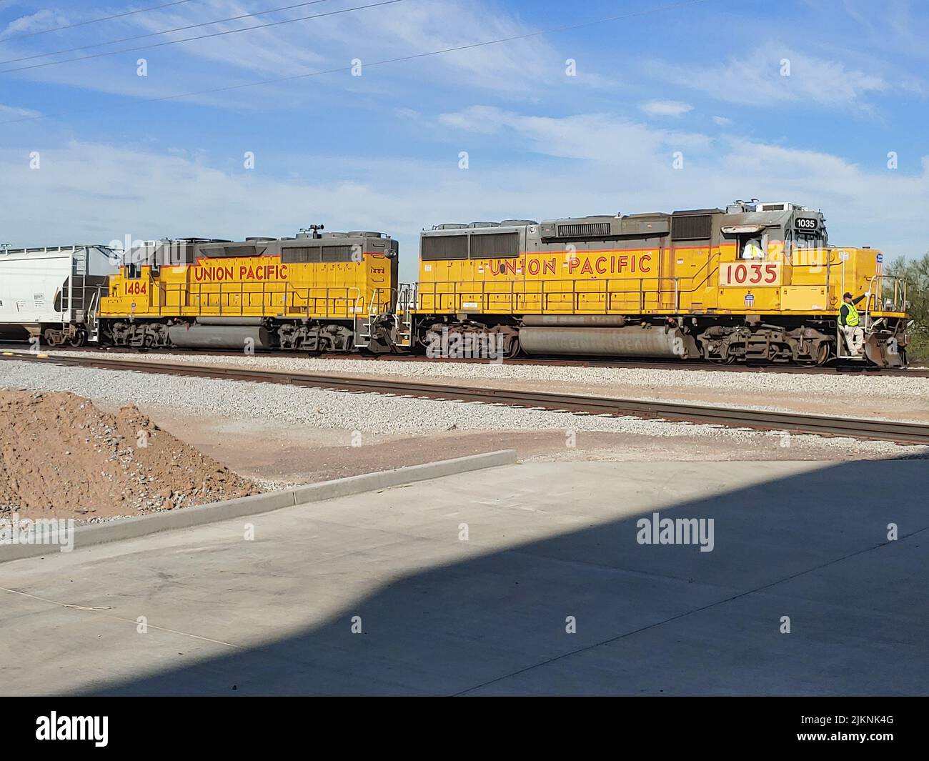 Zwei Union Pacific-Motoren ziehen ein weiteres Auto Stockfoto