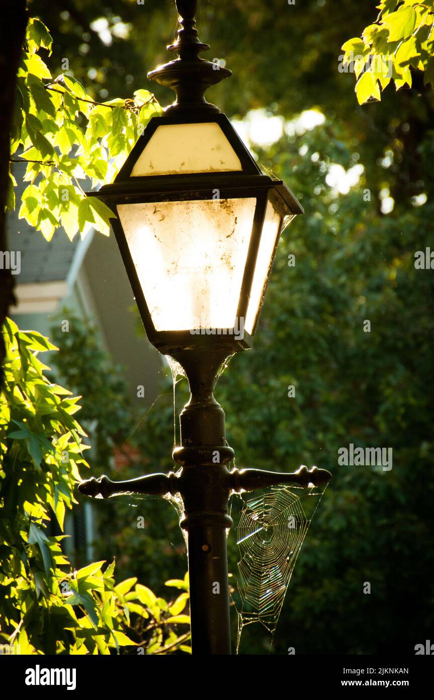Ein beleuchtetes Straßenlicht im Retro-Stil bei Tag Stockfoto