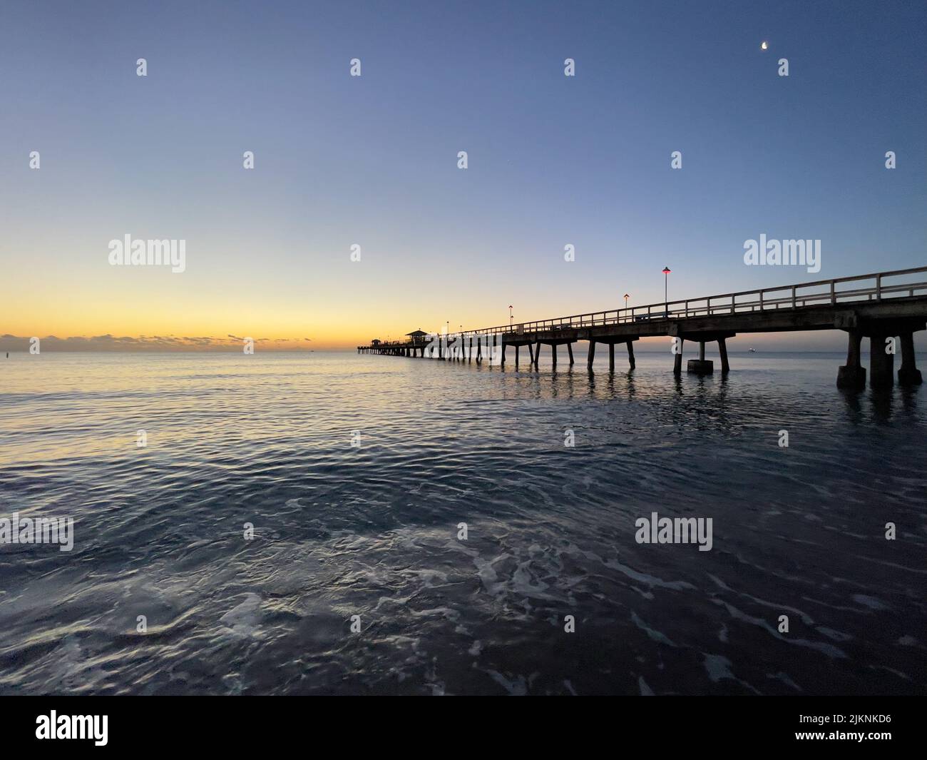 Sonnenaufgang an der Ostküste Floridas mit einem Angelsteg Stockfoto
