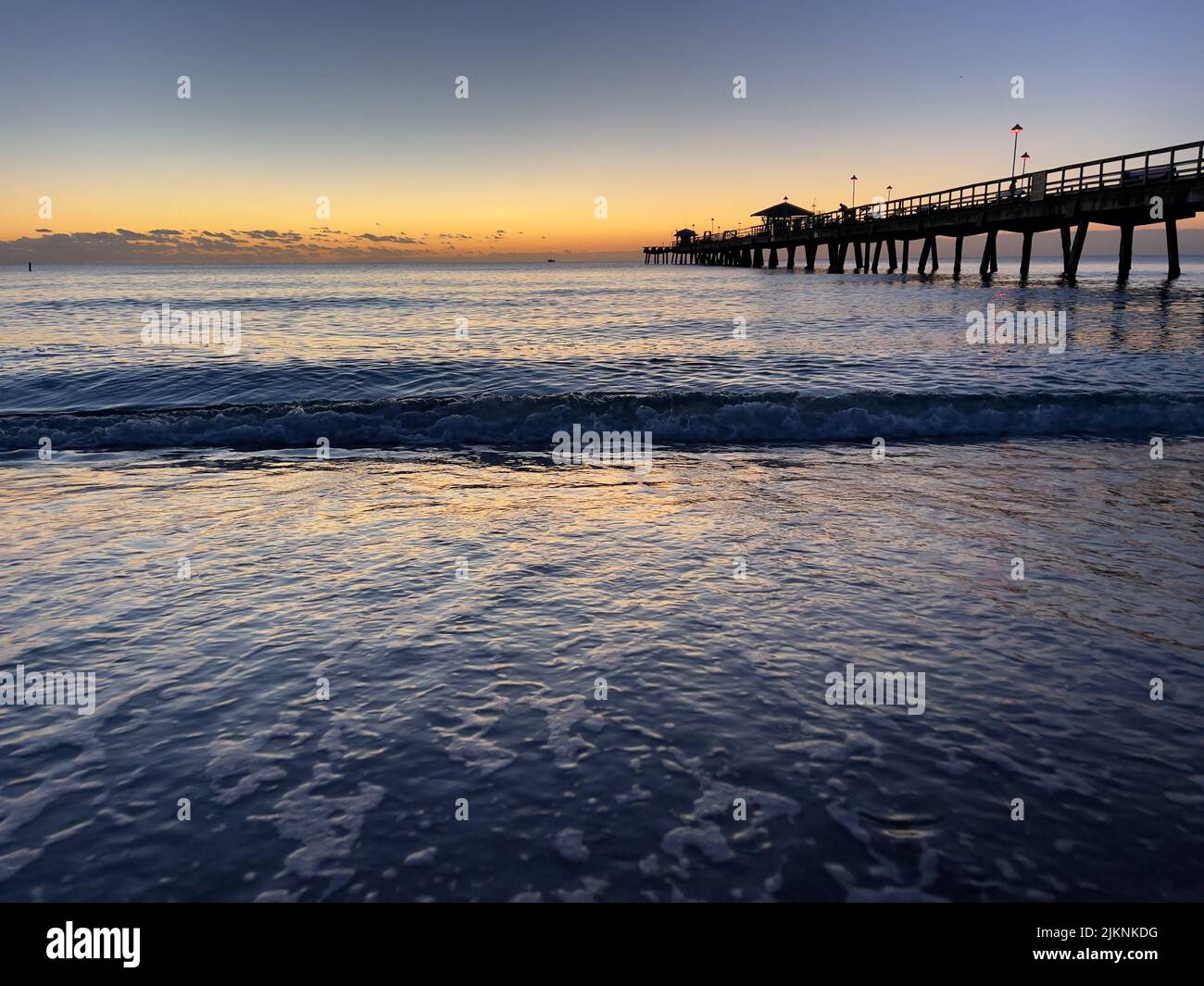 Sonnenaufgang an der Ostküste Floridas mit einem Angelsteg Stockfoto