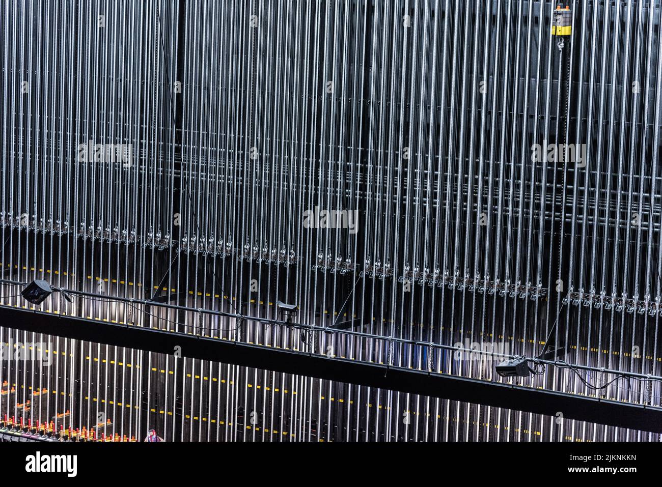 Die metallischen Zäune mit Lichtern auf dem Gebäude Stockfoto