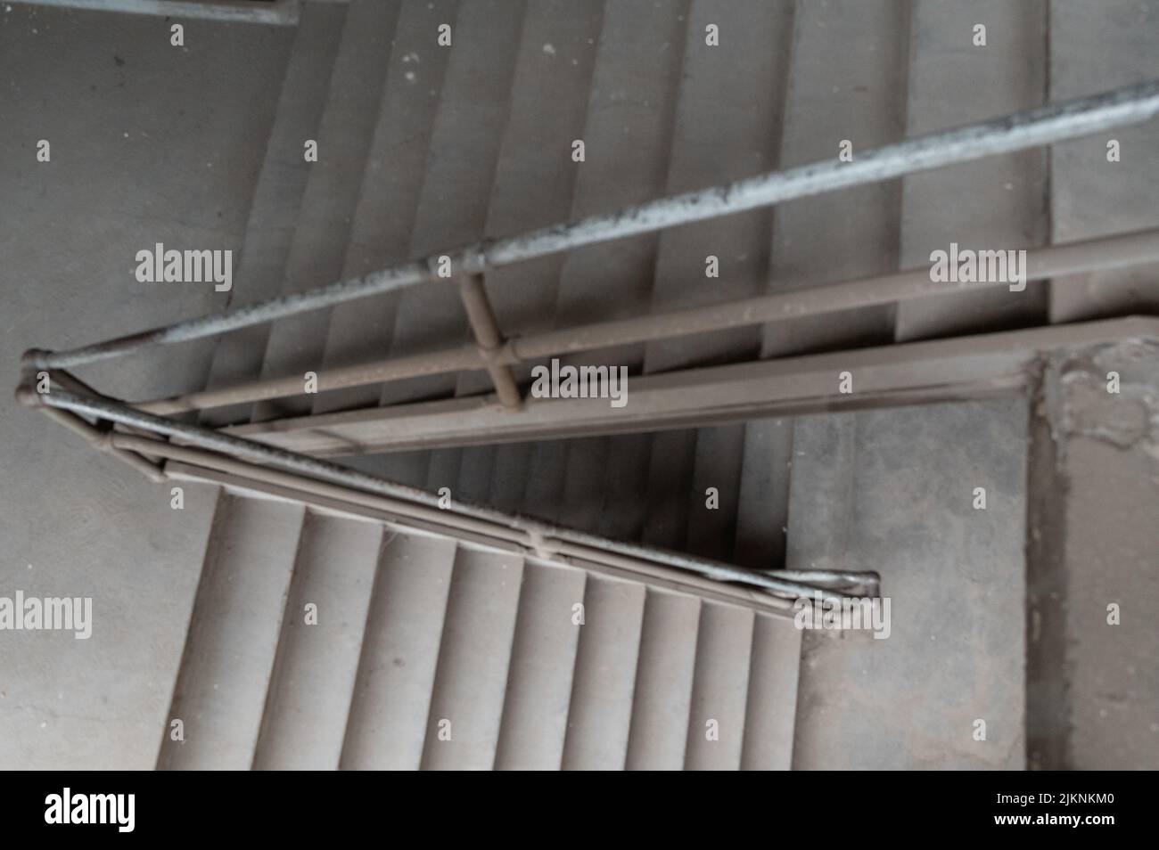 Die Treppe mit Metallgeländern im Inneren des Gebäudes. Stockfoto