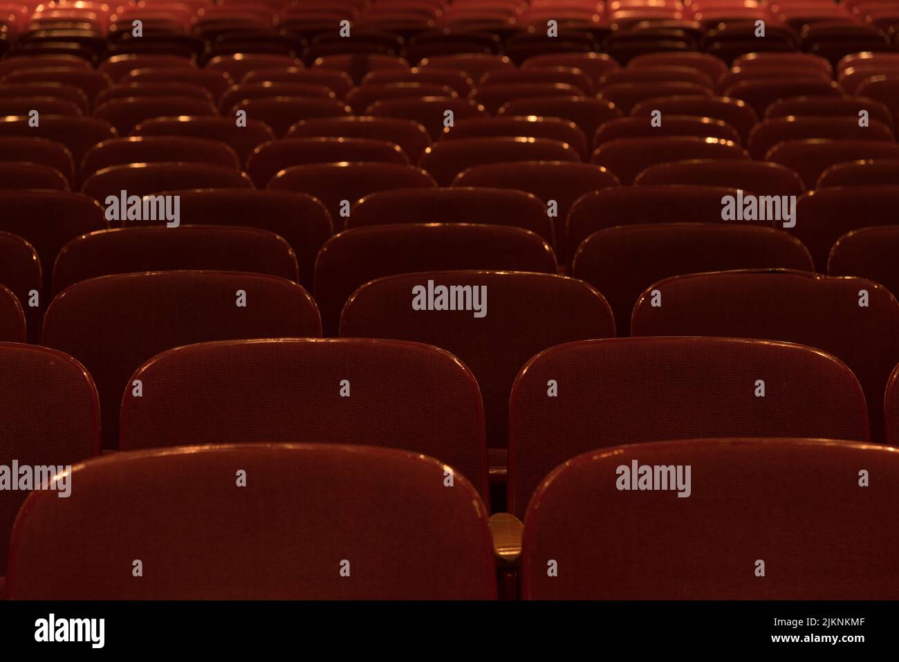 Die Reihen der roten Stühle im Theater. Stockfoto