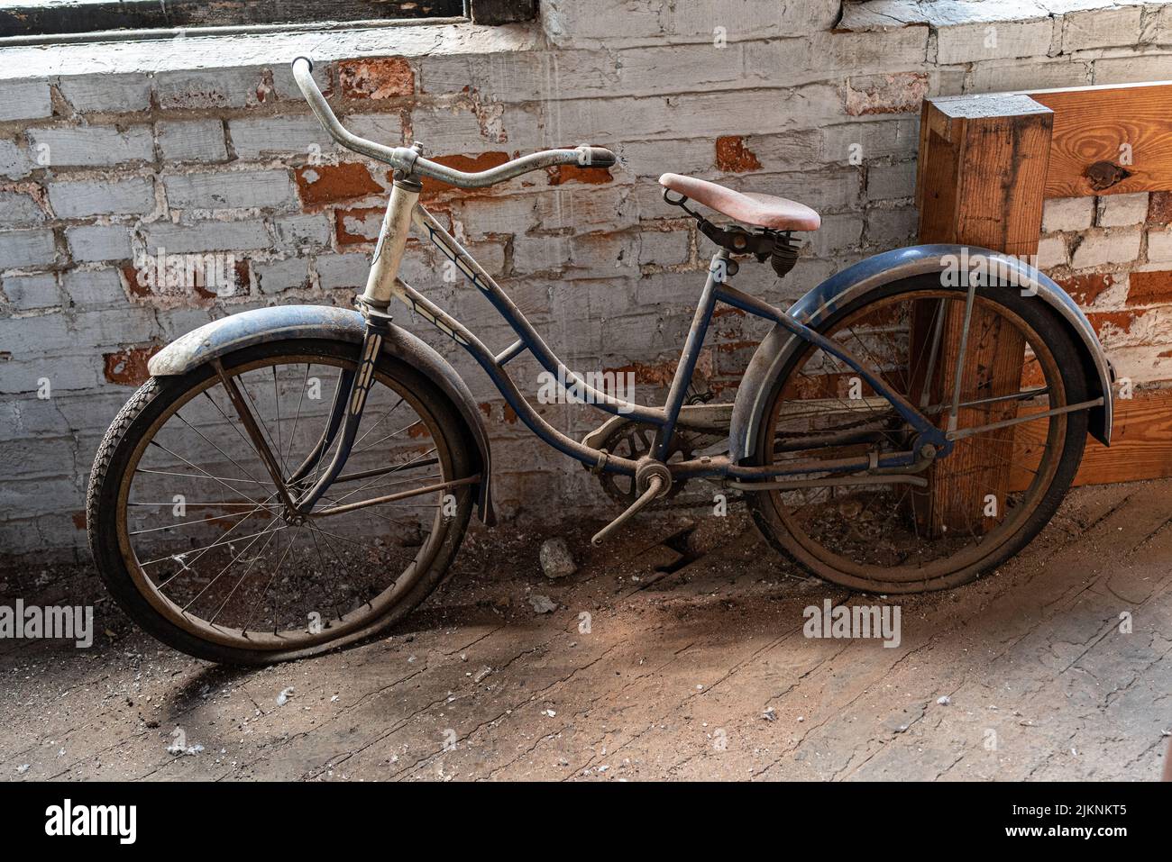 Das verlassene Lagerhaus mit einem alten und alten Fahrrad in Dayton Ohio Stockfoto