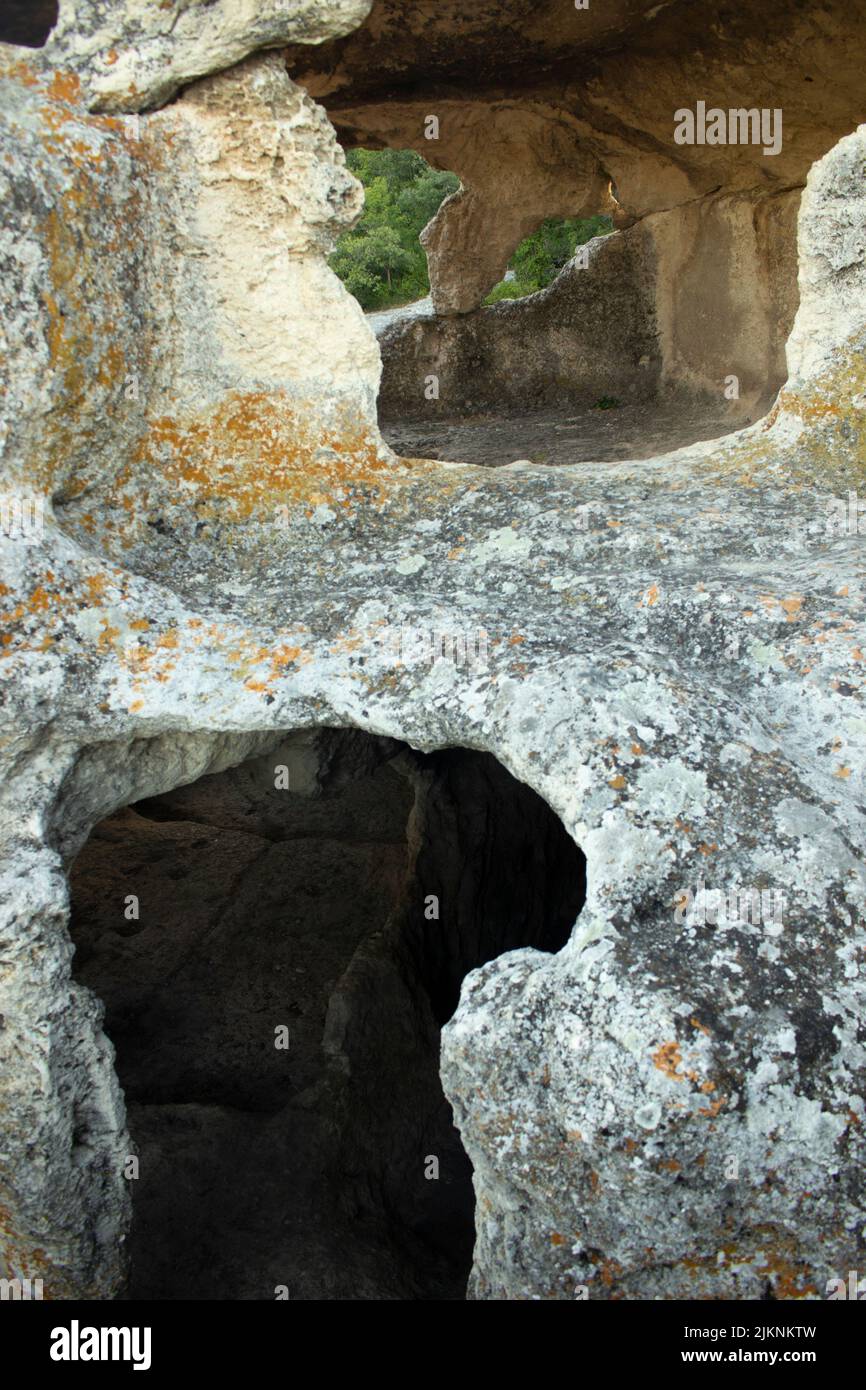 Höhlen in den Bergen. Natürliche Landschaft. Alte Stadt. Höhlen von Menschen gemacht. Stockfoto