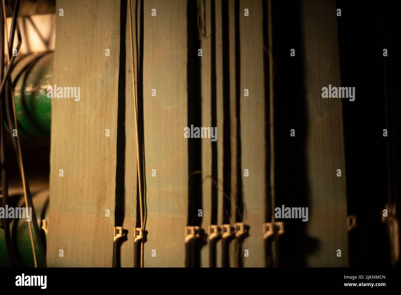 Schmutzige Jalousien. Staubige Fenster. Alte Jalousien hängen am Fenster. Details von staubigen Raum. Stockfoto